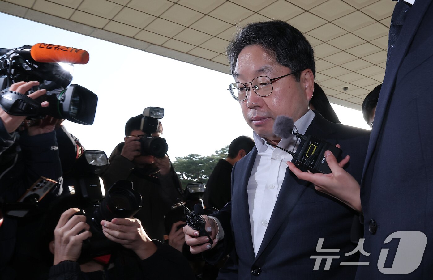 본문 이미지 - '대장동 항소 포기'로 검찰 내부에서 사퇴 압박을 받고 있는 노만석 검찰총장 직무대행이 12일 서울 서초구 대검찰청으로 출근하고 있다. 2025.11.12/뉴스1 ⓒ News1 김성진 기자