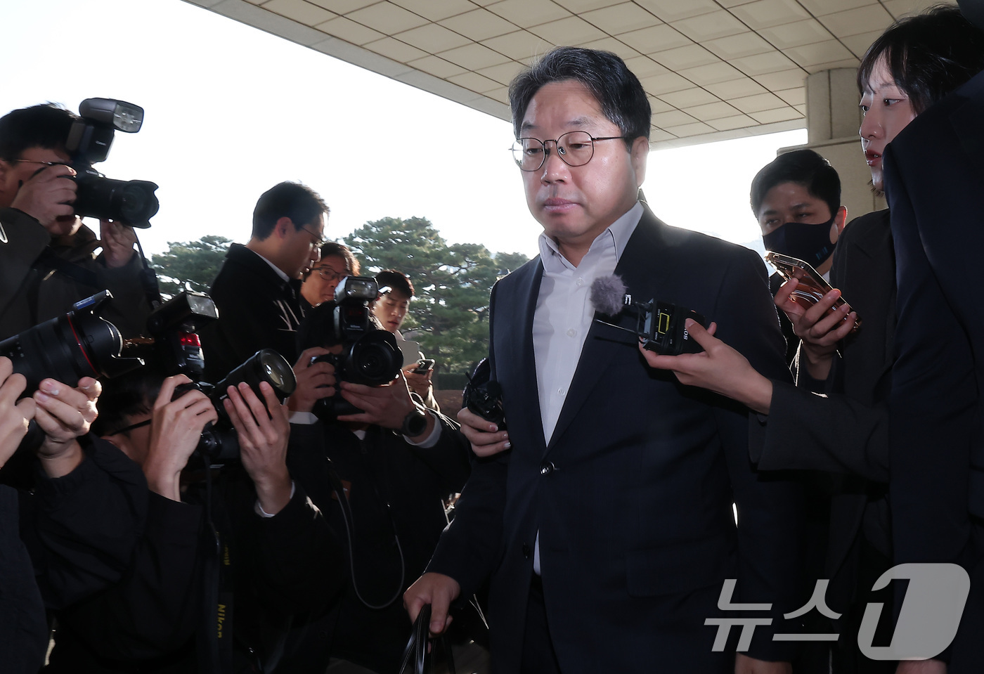 (서울=뉴스1) 김성진 기자 = '대장동 항소 포기'로 검찰 내부에서 사퇴 압박을 받고 있는 노만석 검찰총장 직무대행이 12일 서울 서초구 대검찰청으로 출근하고 있다. 2025.1 …