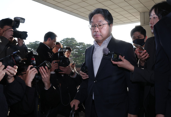 사퇴 압박 속 거취 표명 없이 출근하는 노만석 직무대행