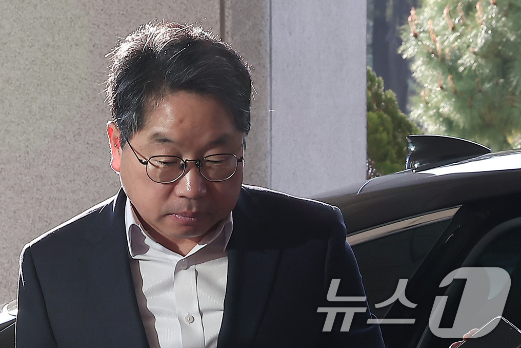 (서울=뉴스1) 김성진 기자 = '대장동 항소 포기'로 검찰 내부에서 사퇴 압박을 받고 있는 노만석 검찰총장 직무대행이 12일 서울 서초구 대검찰청으로 출근하고 있다. 2025.1 …