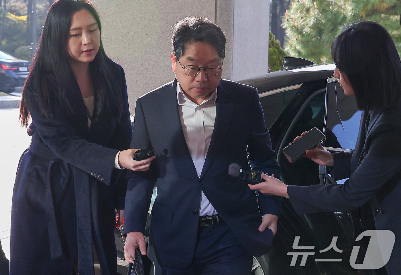 본문 이미지 - '대장동 항소 포기'로 검찰 내부에서 사퇴 압박을 받고 있는 노만석 검찰총장 직무대행이 12일 서울 서초구 대검찰청으로 출근하고 있다. 2025.11.12/뉴스1 ⓒ News1 김성진 기자