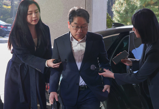 입장 표명 없이 출근하는 노만석 직무대행