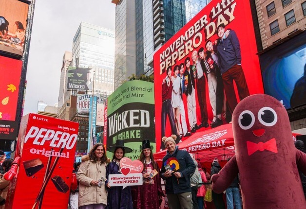 "美타임스스퀘어 물들인 빼빼로"…롯데웰푸드, 글로벌 '빼빼로데이' 성료