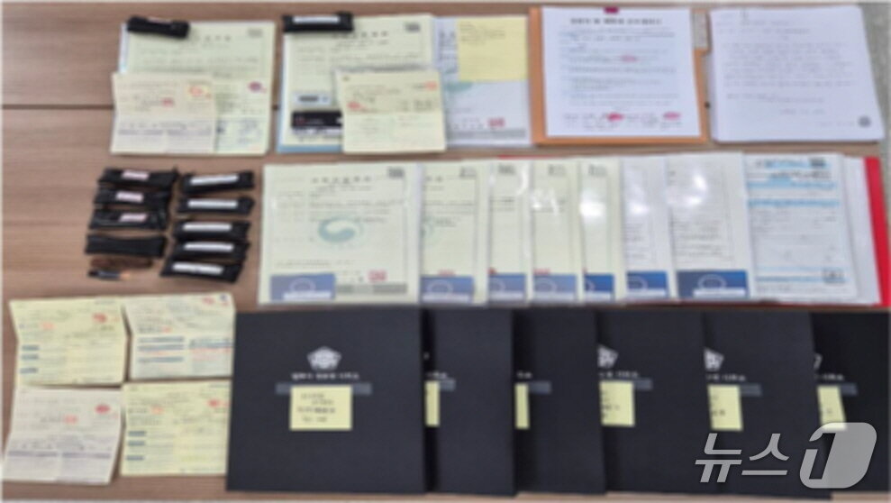본문 이미지 - 경찰이 B 조직에게 압수한 대포통장과 사업자 등록증.&#40;부산경찰청 제공. 재판매 및 DB 금지&#41;