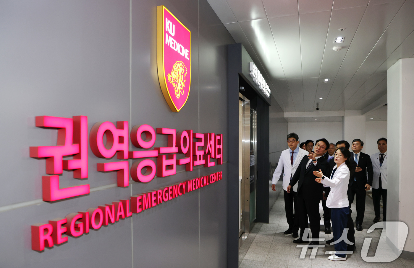 (서울=뉴스1) 임세영 기자 = 김민석 국무총리가 12일 오전 서울 성북구 고려대학교 안암병원을 찾아 권역응급의료센터 현장점검을 하고 있다. 2025.11.12/뉴스1