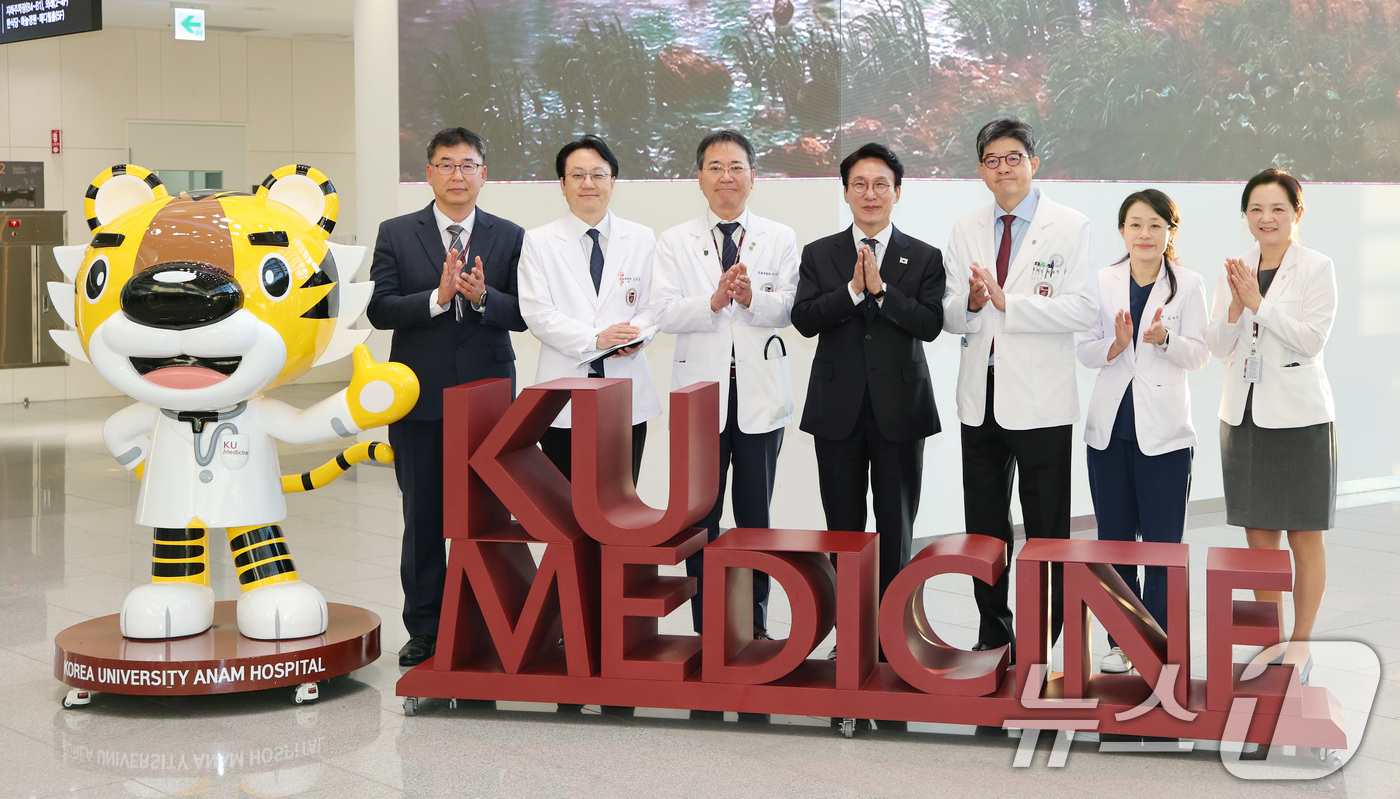 (서울=뉴스1) 임세영 기자 = 김민석 국무총리, 한승범 고려대학교 안암병원장 등 참석자들이 12일 오전 서울 성북구 고려대학교 안암병원에서 권역응급의료센터 현장 간담회를 마치고 …