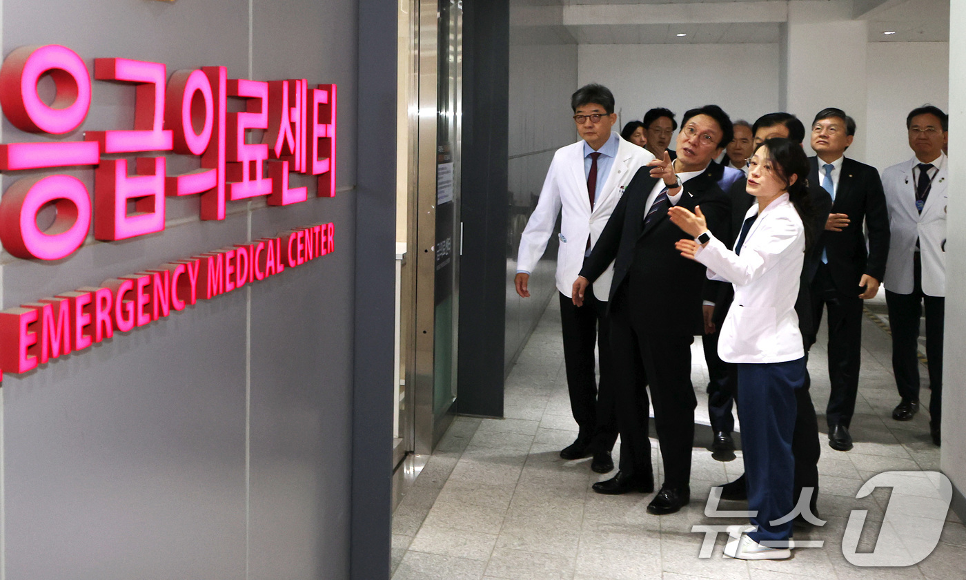 (서울=뉴스1) 임세영 기자 = 김민석 국무총리가 12일 오전 서울 성북구 고려대학교 안암병원을 찾아 권역응급의료센터 현장점검을 하고 있다. 2025.11.12/뉴스1