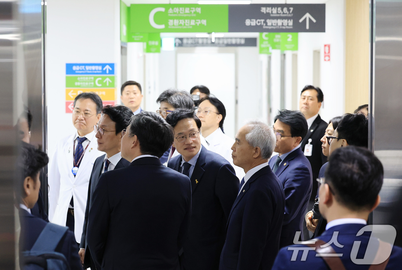(서울=뉴스1) 임세영 기자 = 김민석 국무총리가 12일 오전 서울 성북구 고려대학교 안암병원을 찾아 권역응급의료센터 현장점검을 하고 있다. 2025.11.12/뉴스1