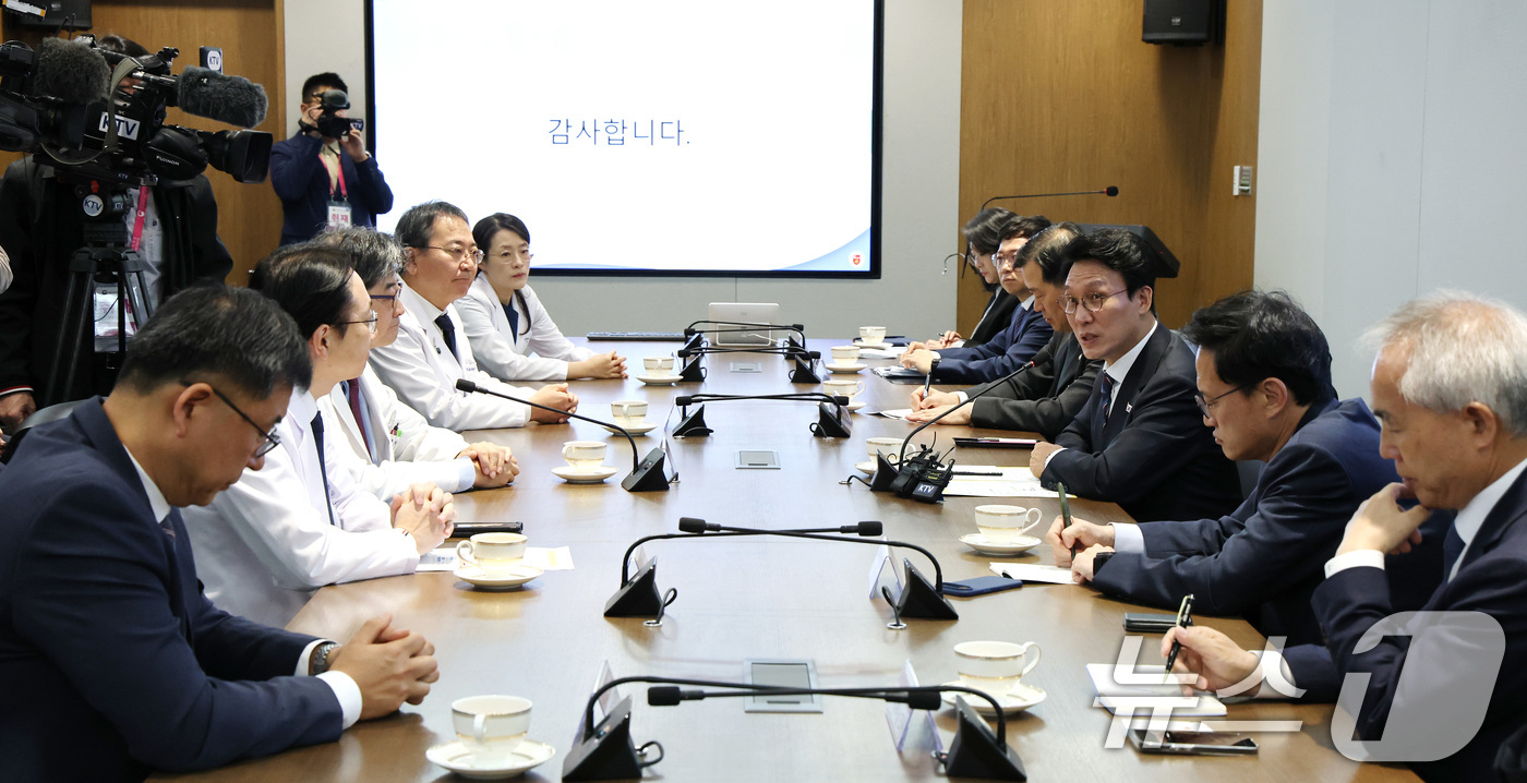 (서울=뉴스1) 임세영 기자 = 김민석 국무총리가 12일 오전 서울 성북구 고려대학교 안암병원에서 열린 권역응급의료센터 현장간담회에서 발언을 하고 있다. 2025.11.12/뉴스1 …