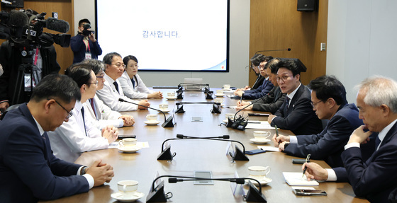 권역응급의료센터 의료진 만난 김민석 총리