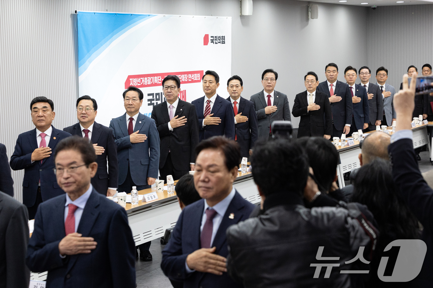 (서울=뉴스1) 이승배 기자 = 장동혁 국민의힘 대표가 12일 서울 여의도 국민의힘 중앙당사에서 열린 지방선거총괄기획단 및 시·도 광역단체장 연석회의에 참석해 오세훈 서울시장을 비 …