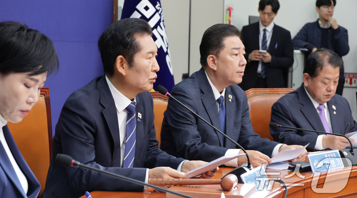 (서울=뉴스1) 신웅수 기자 = 정청래 더불어민주당 대표가 12일 서울 여의도 국회에서 열린 최고위원회의에서 발언하고 있다. 2025.11.12/뉴스1