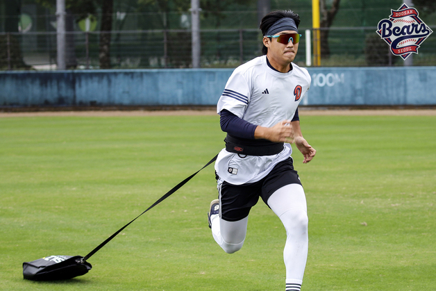 두산 투수진, 15㎏ 흙 주머니 차고 달리기…"파워 강화에 탁월"