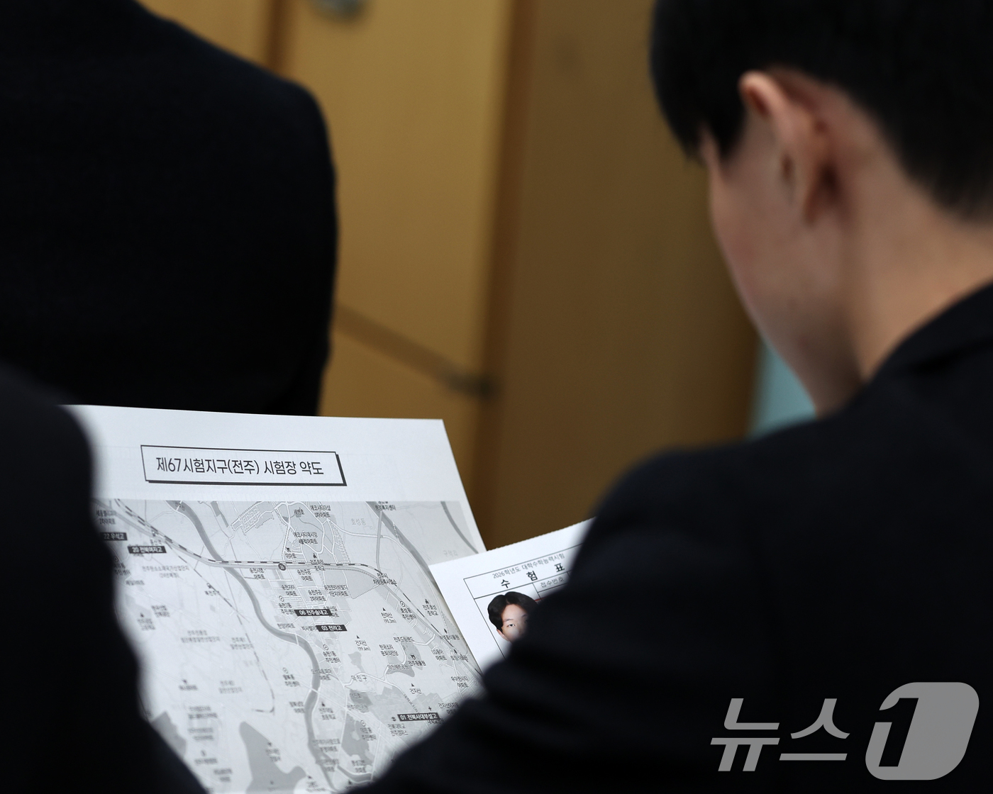 (전주=뉴스1) 유경석 기자 = 2026학년도 대학수학능력 시험을 하루 앞둔 12일 전북 전주시 전북대학교사범대학부설고등학교에서 한 수험생이 수험표와 시험장을 확인하고 있다. 20 …