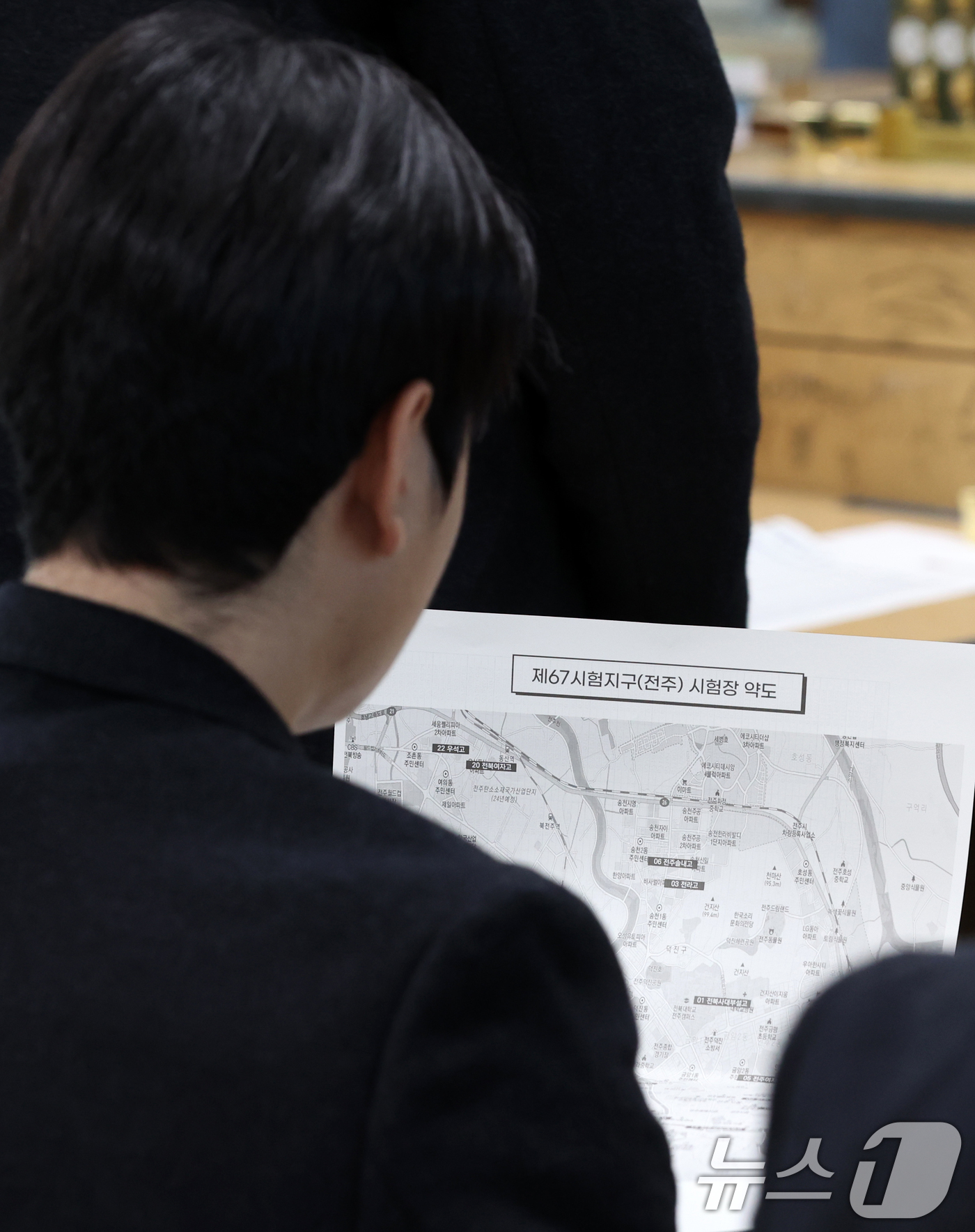 (전주=뉴스1) 유경석 기자 = 2026학년도 대학수학능력 시험을 하루 앞둔 12일 전북 전주시 전북대학교사범대학부설고등학교에서 한 수험생이 시험장을 확인하고 있다. 2025.11 …