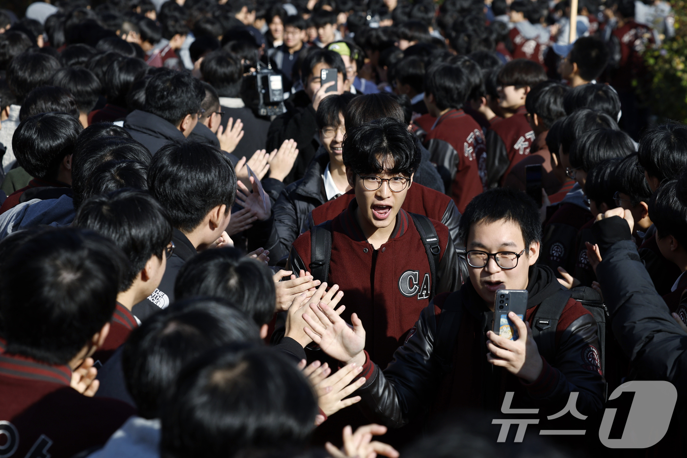 (서울=뉴스1) 박정호 기자 = 2026학년도 대학수학능력시험을 하루 앞둔 12일 오전 서울 종로구 계동 중앙고등학교에서 1,2학년 학생들이 수험표를 받은 뒤 학교를 나서는 3학년 …