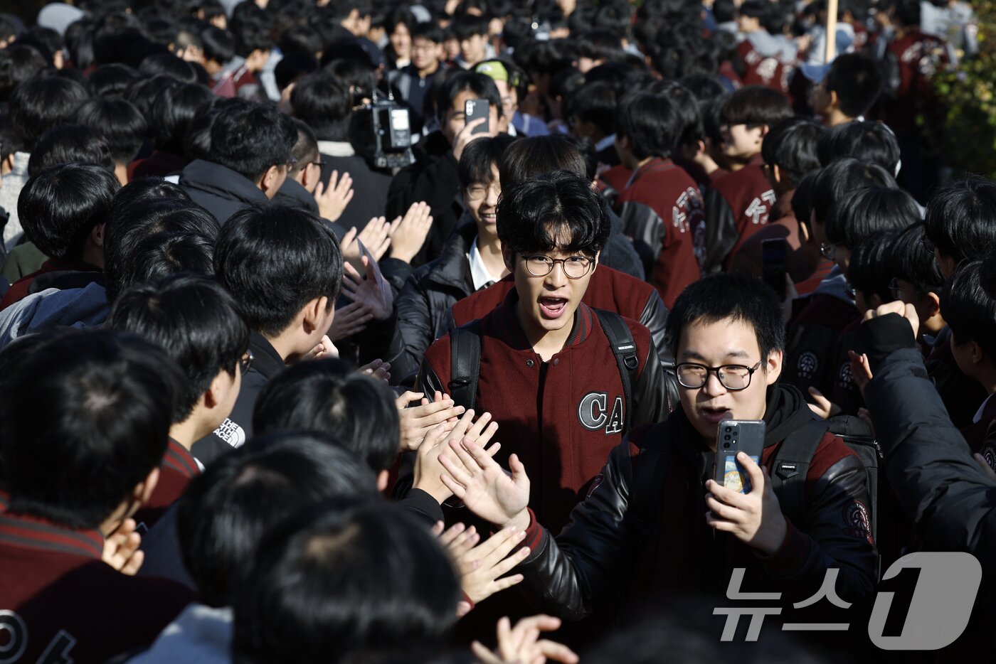 본문 이미지 - 2026학년도 대학수학능력시험을 하루 앞둔 12일 오전 서울 종로구 계동 중앙고등학교에서 1,2학년 학생들이 수험표를 받은 뒤 학교를 나서는 3학년 선배들을 응원하고 있다. 2025.11.12/뉴스1 ⓒ News1 박정호 기자