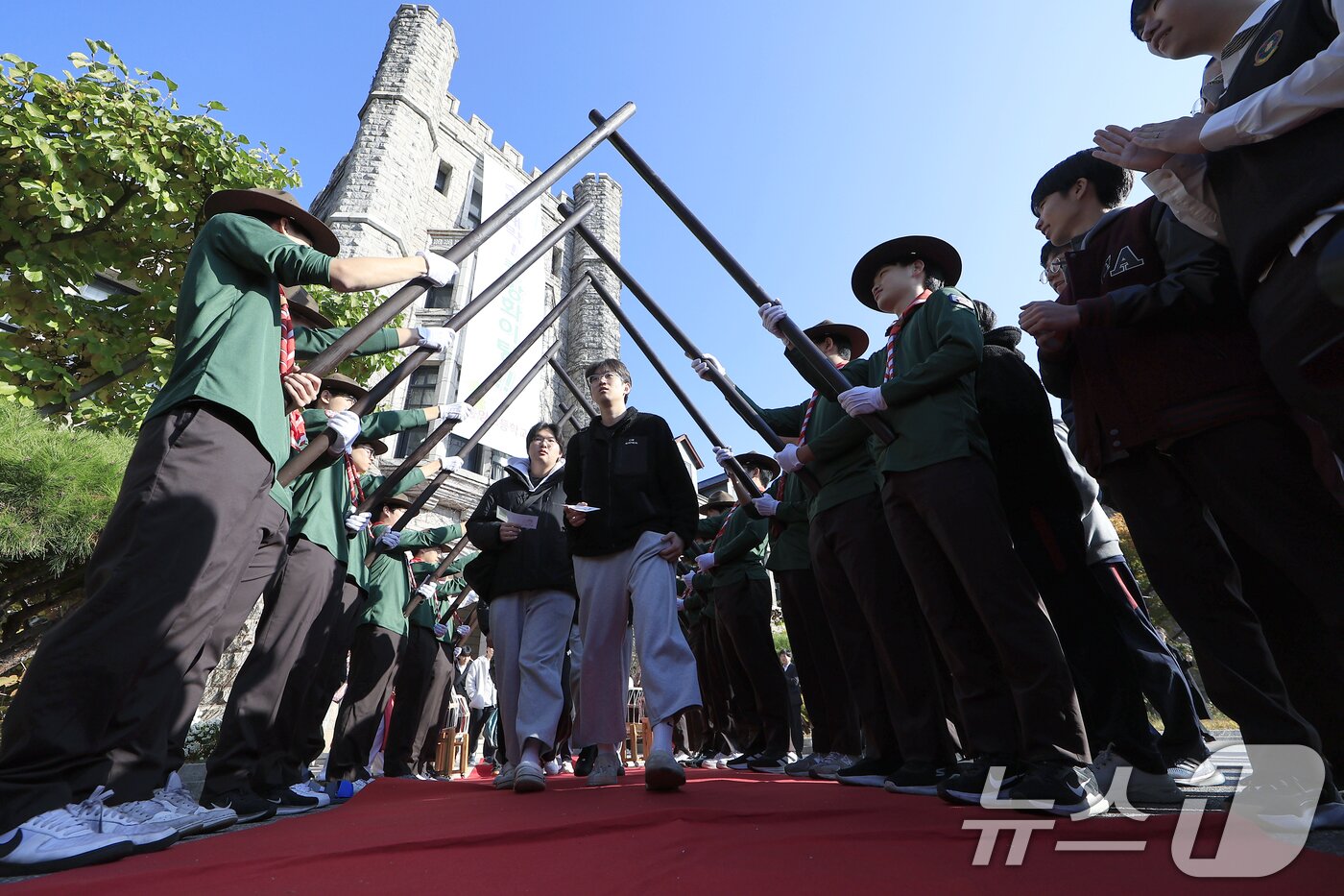 본문 이미지 - 2026학년도 대학수학능력시험을 하루 앞둔 12일 오전 서울 종로구 계동 중앙고등학교에서 1,2학년 학생들이 수험표를 받은 뒤 학교를 나서는 3학년 선배들을 응원하고 있다. 2025.11.12/뉴스1 ⓒ News1 박정호 기자