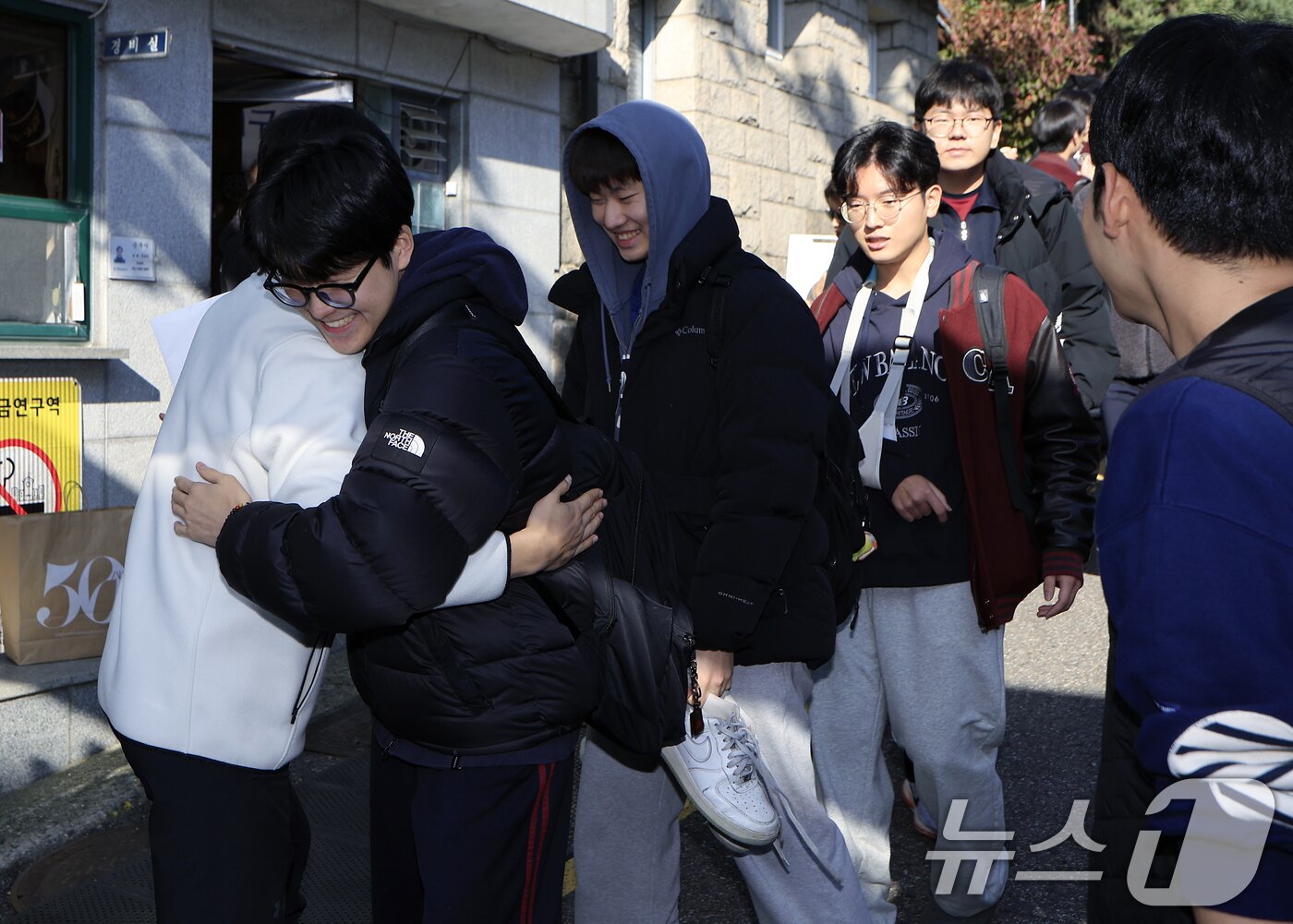 본문 이미지 - 2026학년도 대학수학능력시험을 하루 앞둔 12일 오전 서울 종로구 계동 중앙고등학교에서 수험표를 받은 뒤 학교를 나서는 3학년 학생들이 교사들의 격려와 응원을 받고 있다. 2025.11.12/뉴스1 ⓒ News1 박정호 기자