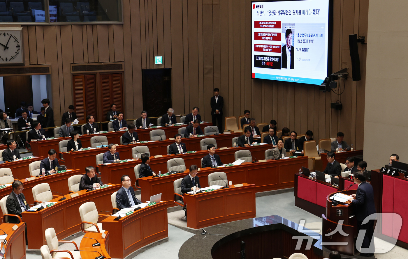 (서울=뉴스1) 장수영 기자 = 정성호 법무부 장관이 12일 서울 여의도 국회에서 열린 예산결산특별위원회 전체회의에 출석해 배준영 국민의힘 의원의 질의에 대한 답변하고 있다. 20 …