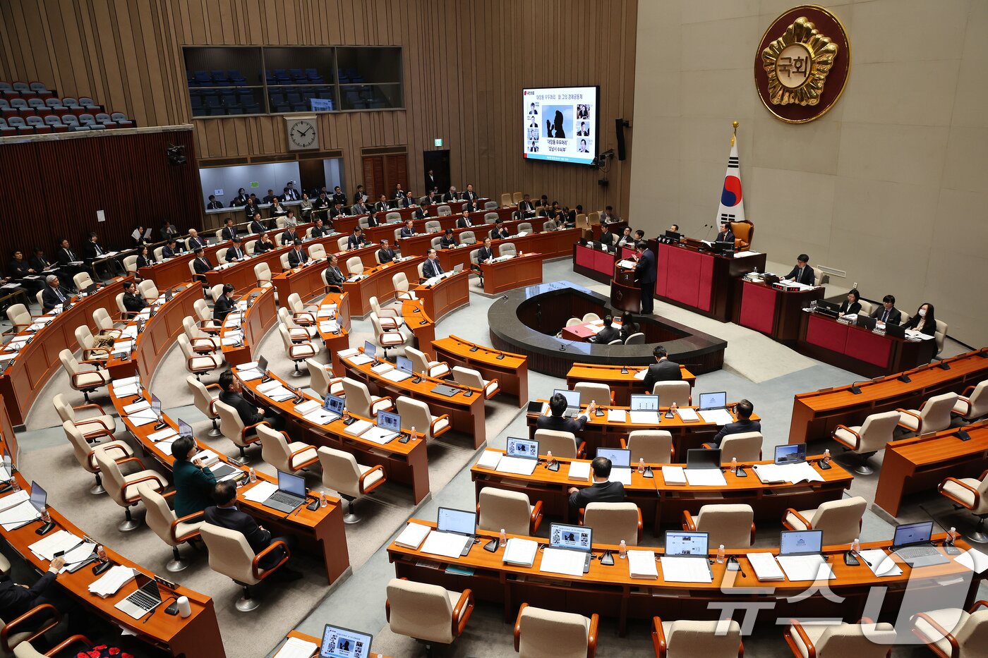 본문 이미지 - 정성호 법무부 장관이 12일 서울 여의도 국회에서 열린 예산결산특별위원회 전체회의에 출석해 배준영 국민의힘 의원의 질의에 대한 답변하고 있다. 2025.11.12/뉴스1 ⓒ News1 장수영 기자