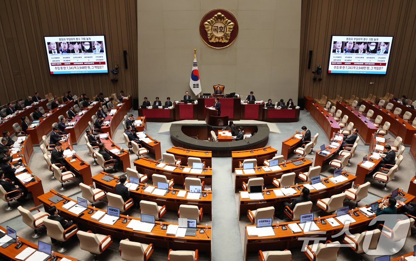 본문 이미지 - 정성호 법무부 장관이 서울 여의도 국회에서 열린 예산결산특별위원회 전체회의에 출석해 의원들의 질의에 대한 답변하고 있다. 2025.11.12/뉴스1 ⓒ News1 장수영 기자