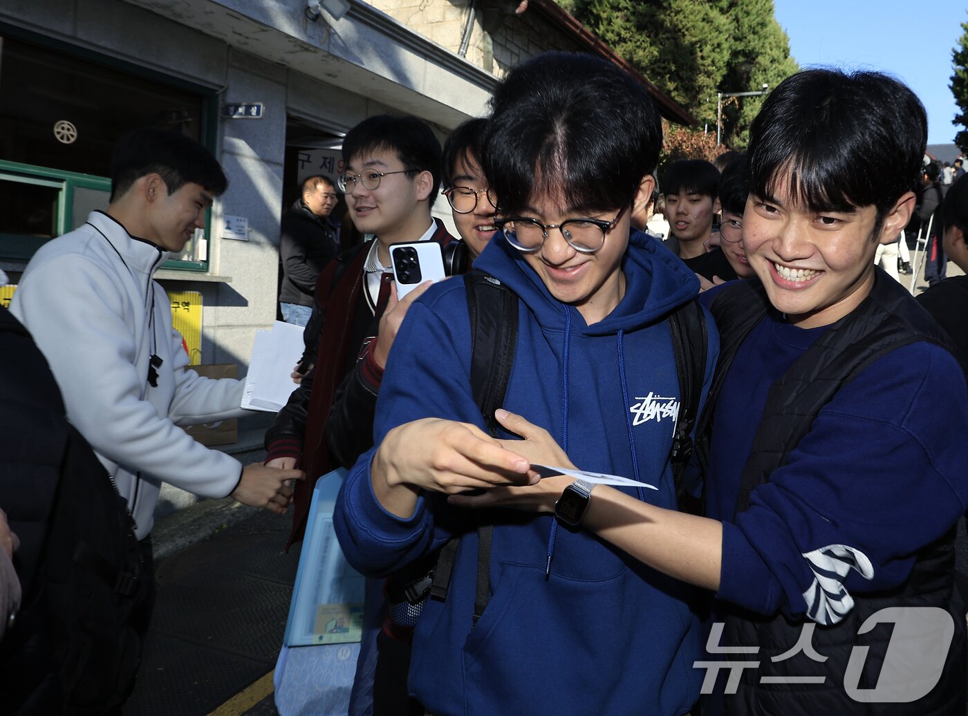 본문 이미지 - 2026학년도 대학수학능력시험을 하루 앞둔 12일 오전 서울 종로구 계동 중앙고등학교에서 수험표를 받은 뒤 학교를 나서는 3학년 학생들이 교사들의 격려와 응원을 받고 있다. 2025.11.12/뉴스1 ⓒ News1 박정호 기자