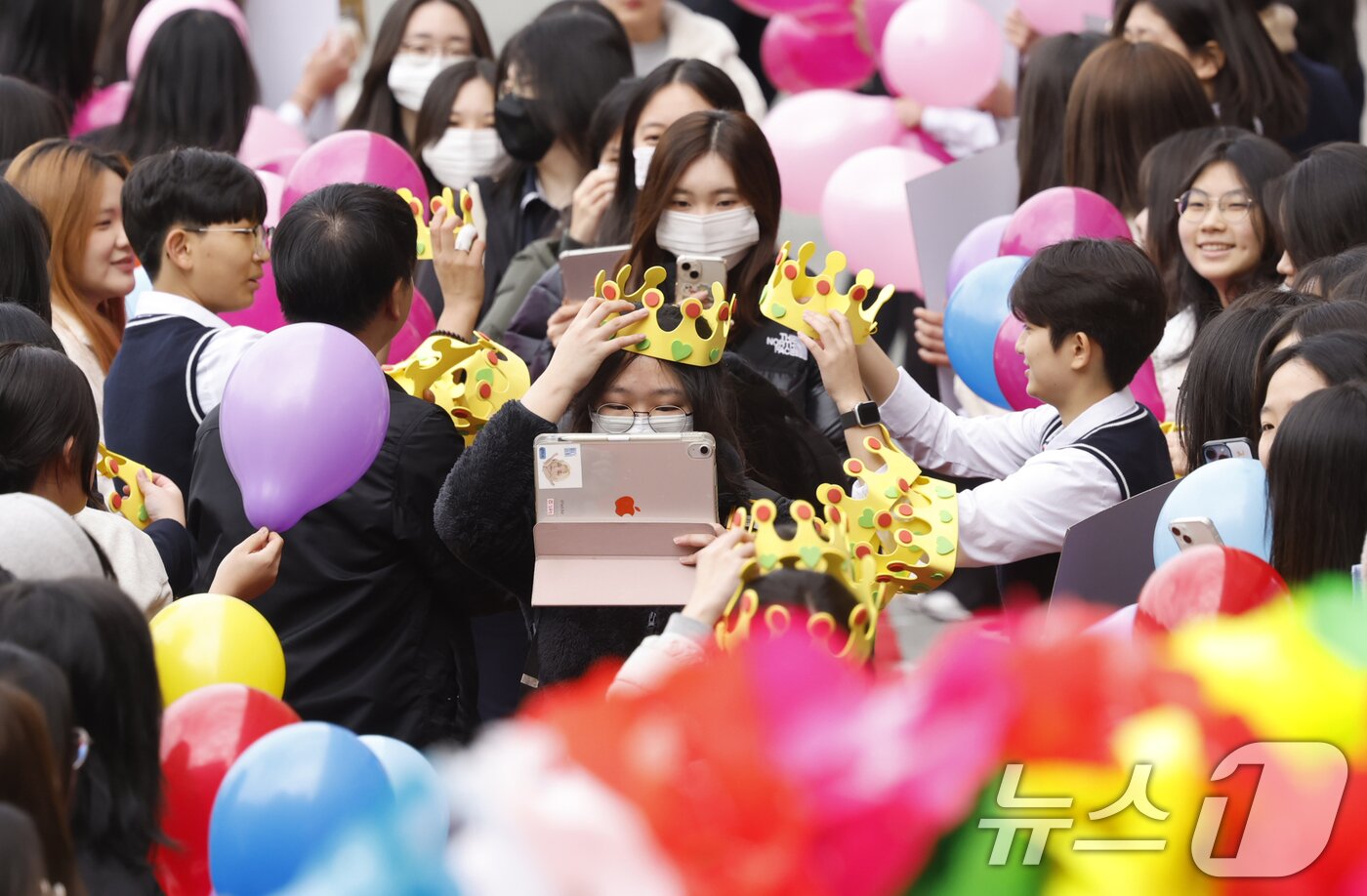 본문 이미지 - 2026학년도 대학수학능력시험을 하루 앞둔 12일 광주 남구 설월여고에서 3학년 수험생들이 후배들의 응원을 받고 있다. 2025.11.12/뉴스1 ⓒ News1 김태성 기자