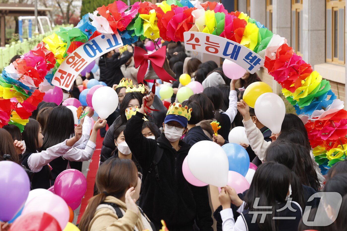 본문 이미지 - 2026학년도 대학수학능력시험을 하루 앞둔 12일 광주 남구 설월여고에서 3학년 수험생들이 학생과 선생님 응원속에 &#39;합격종&#39;을 치며 교정을 나서고 있다. 2025.11.12/뉴스1 ⓒ News1 김태성 기자