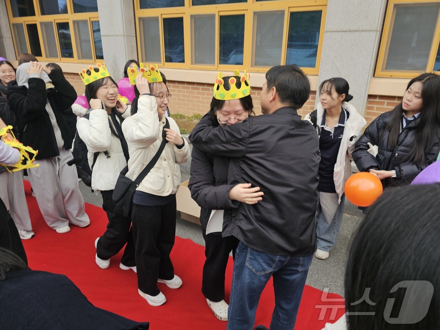 본문 이미지 - 12일 광주 남구 설월여고에서 열린 고3 수험생을 위한 응원 행사에서 한 학생이 교사의 응원을 받고 눈시울을 붉히고 있다. 2025.11.12/뉴스1 ⓒ News1 서충섭 기자