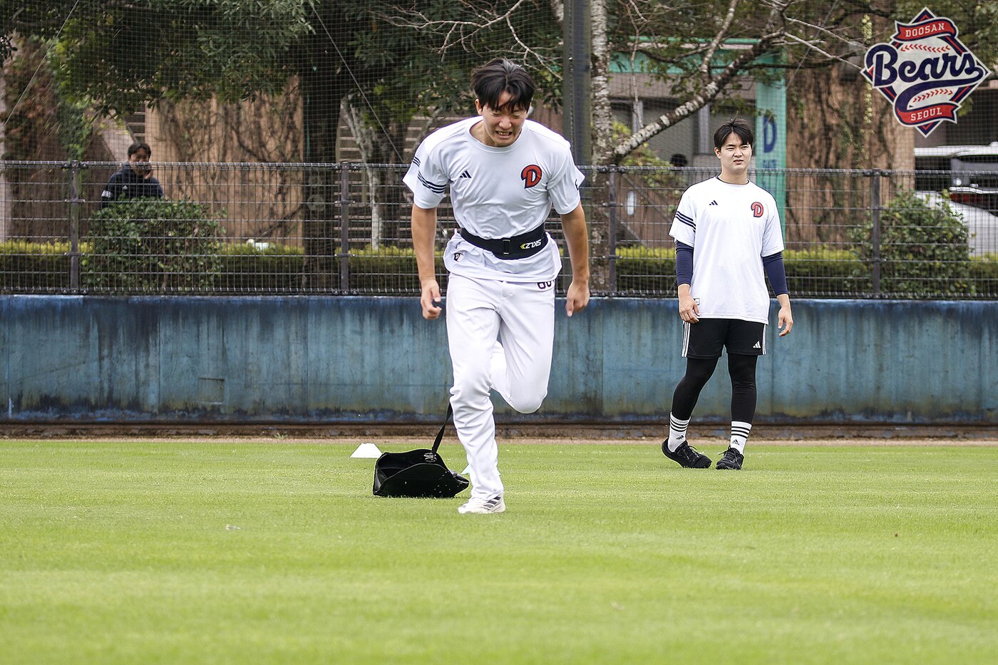 본문 이미지 - 마무리 캠프 중인 두산 베어스 선수단이 15kg의 흙주머니를 차고 러닝 훈련을 하고 있다.(두산 베어스 제공)