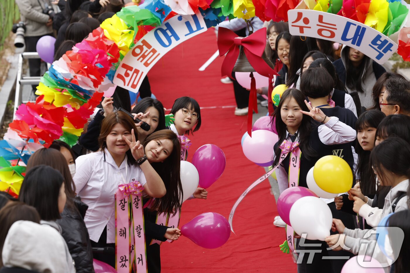 본문 이미지 - 2026학년도 대학수학능력시험을 하루 앞둔 12일 광주 남구 설월여고에서 1,2학년 재학생들이 3학년 수험생 선배들을 위해 레드카펫과 합격종을 준비하고 있다. 2025.11.12/뉴스1 ⓒ News1 김태성 기자