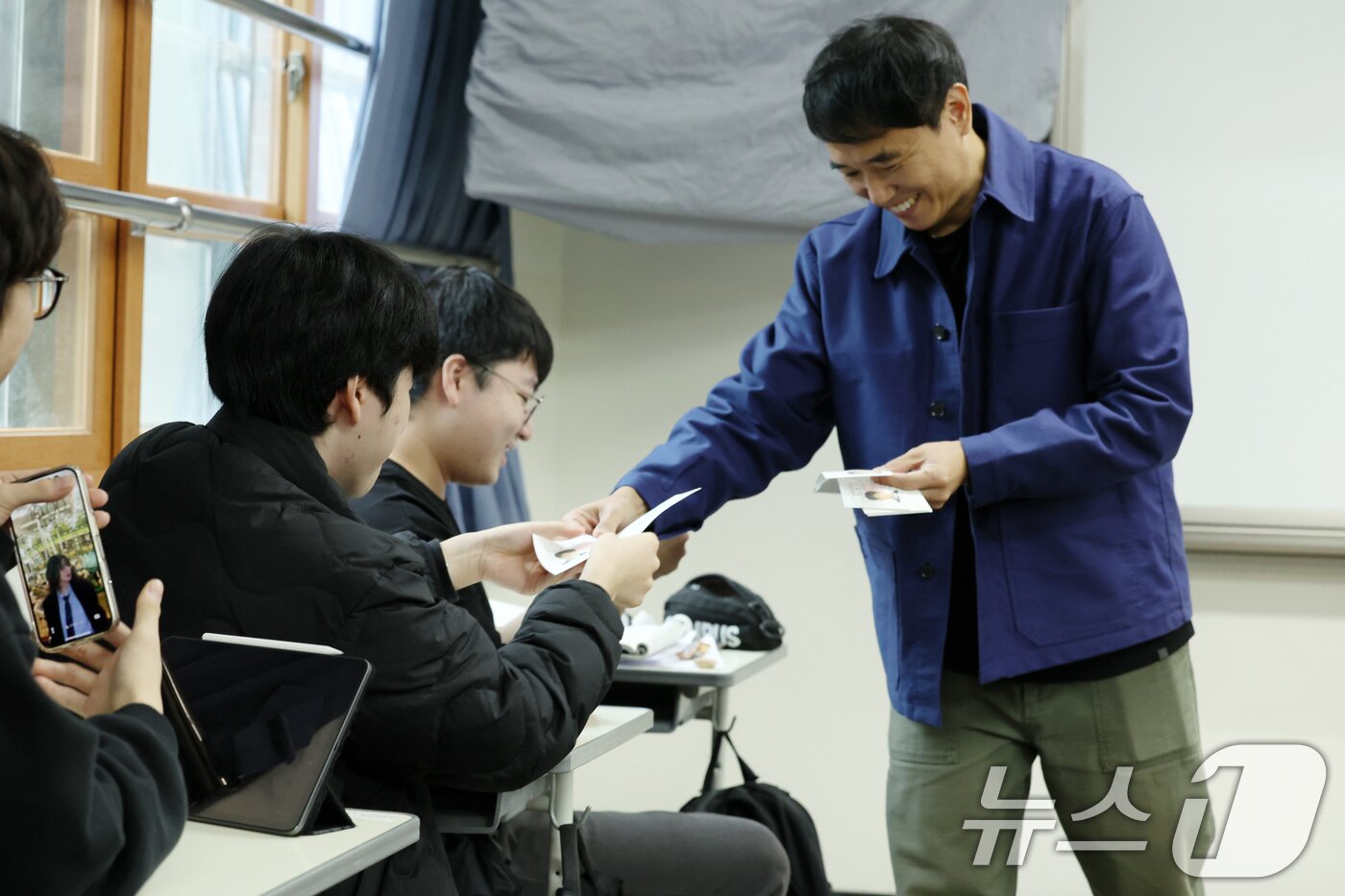 본문 이미지 - 2026학년도 대학수학능력시험 예비소집일인 12일 광주 서석고등학교에서 학생들이 수험표를 받고 있다. 2025.11.12/뉴스1 ⓒ News1 이승현 기자