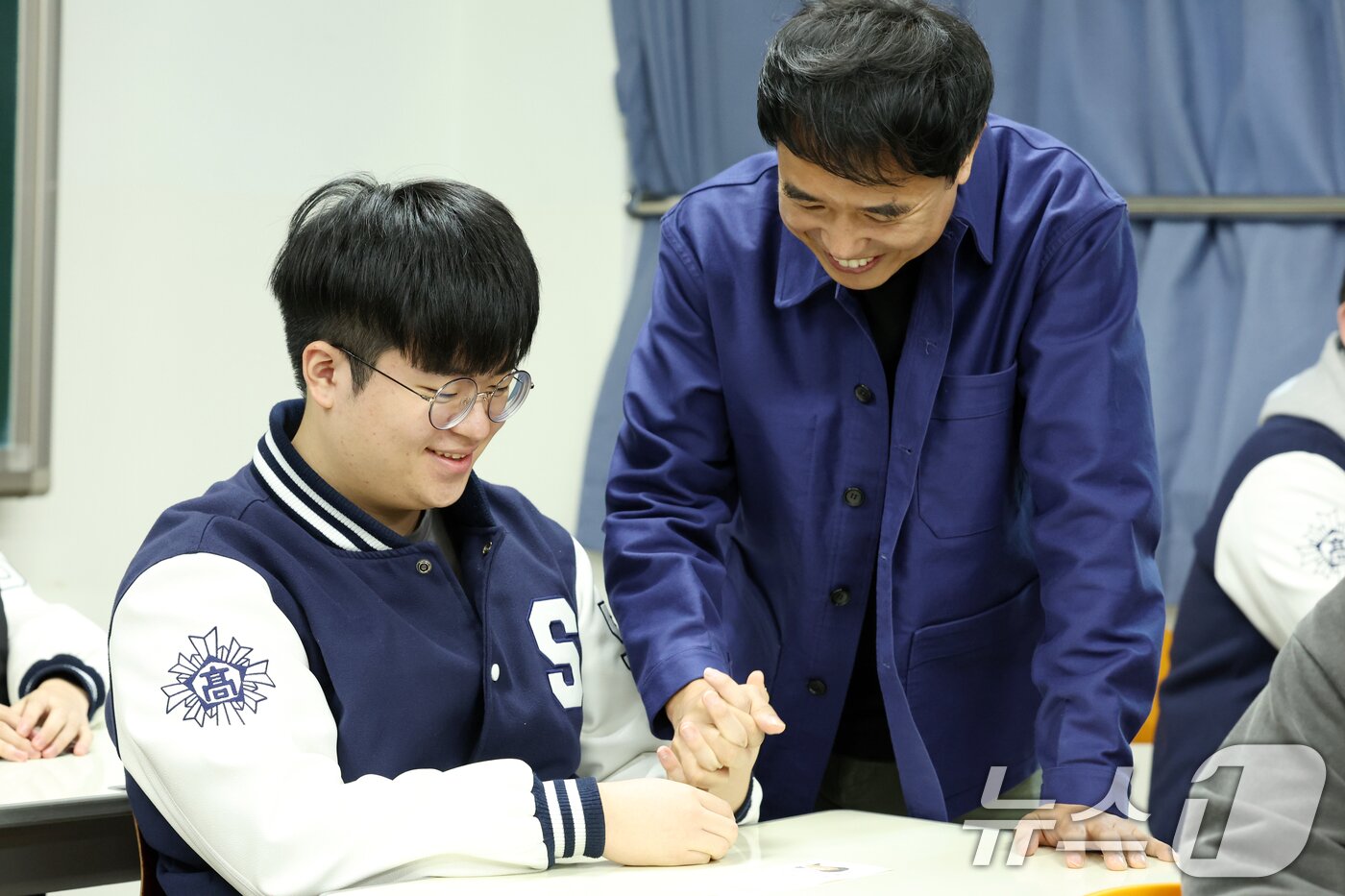 본문 이미지 - 2026학년도 대학수학능력시험 예비소집일인 12일 광주 서석고등학교에서 선생님이 수험생을 격려하고 있다. 2025.11.12/뉴스1 ⓒ News1 이승현 기자