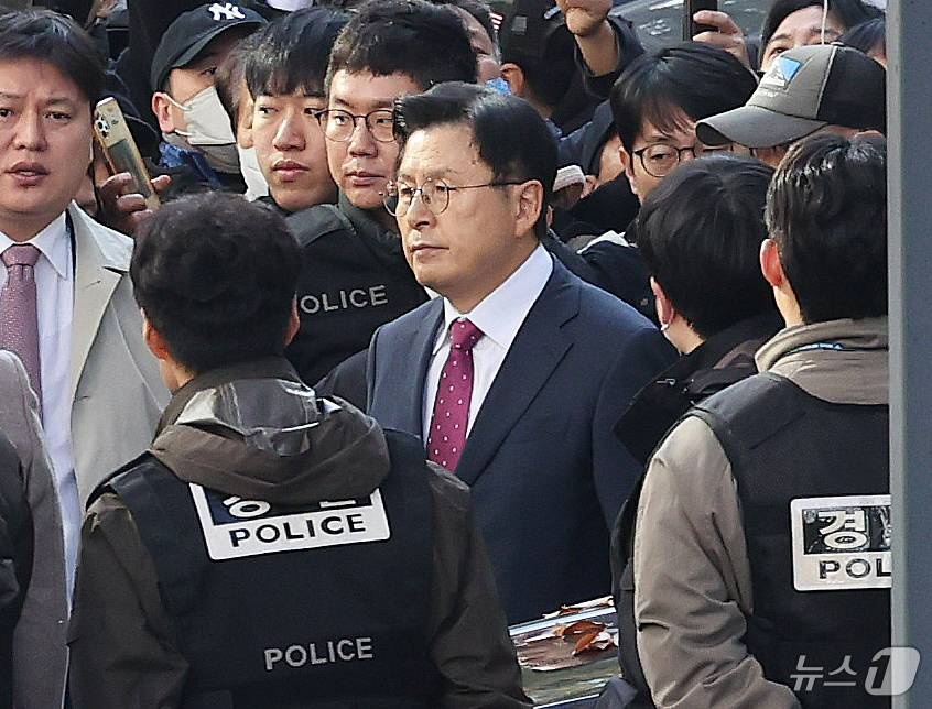 (서울=뉴스1) 안은나 기자 = 황교안 전 국무총리가 12일 오전 서울 용산구 이태원동 자택에서 내란 선전·선동 혐의 관련 내란특검팀에 의해 체포돼 이송되고 있다. 2025.11. …