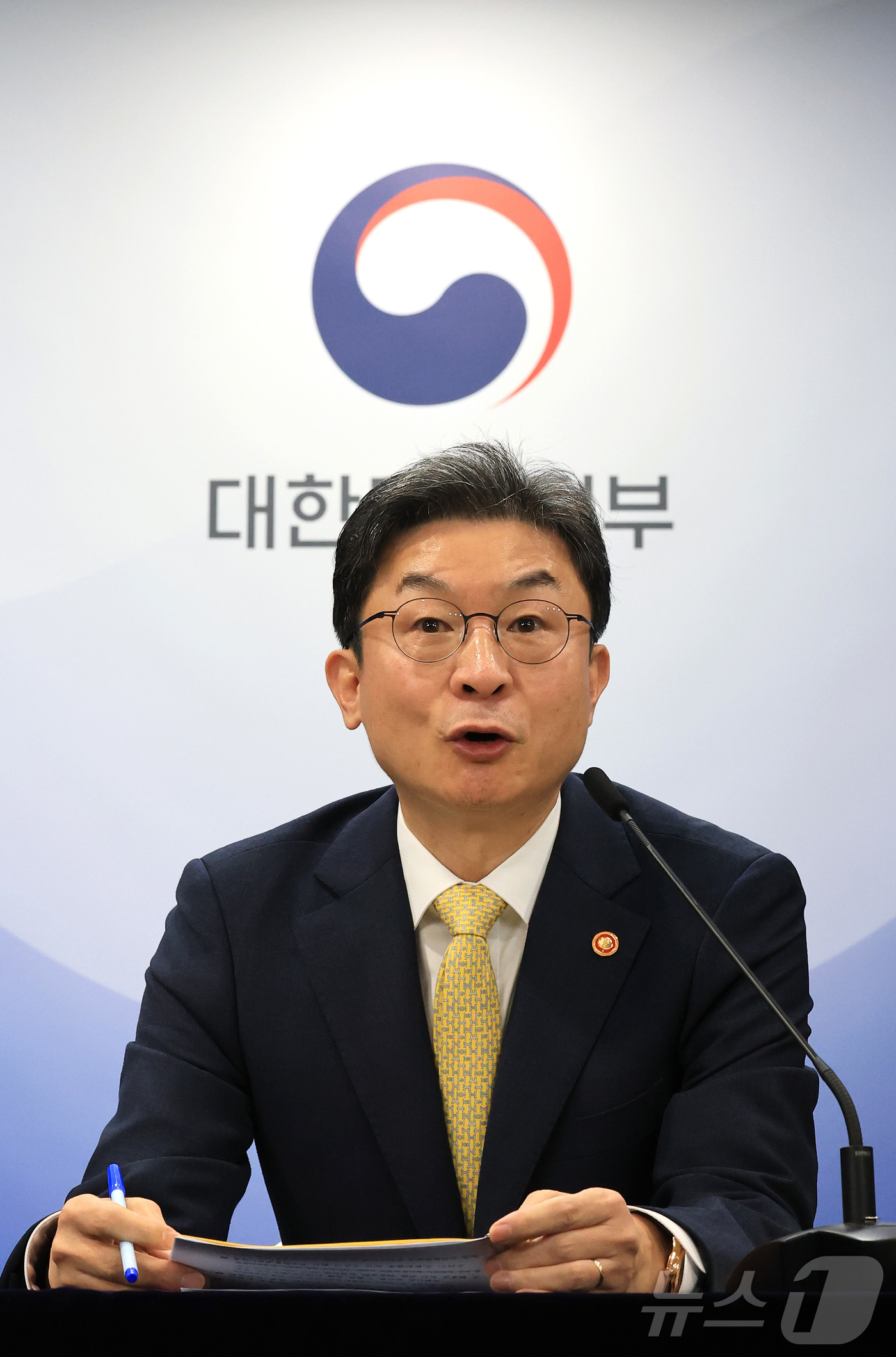 (서울=뉴스1) 임세영 기자 = 이억원 금융위원회 위원장이 12일 오전 서울 종로구 정부서울청사에서 열린 정례 기자간담회에서 발언을 하고 있다. 2025.11.12/뉴스1