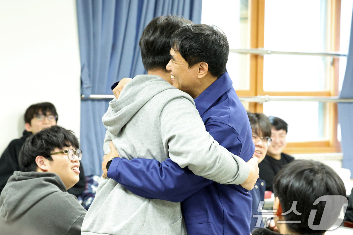 (광주=뉴스1) 이승현 기자 = 2026학년도 대학수학능력시험 예비소집일인 12일 광주 서석고등학교에서 선생님이 수험생을 격려하고 있다. 2025.11.12/뉴스1