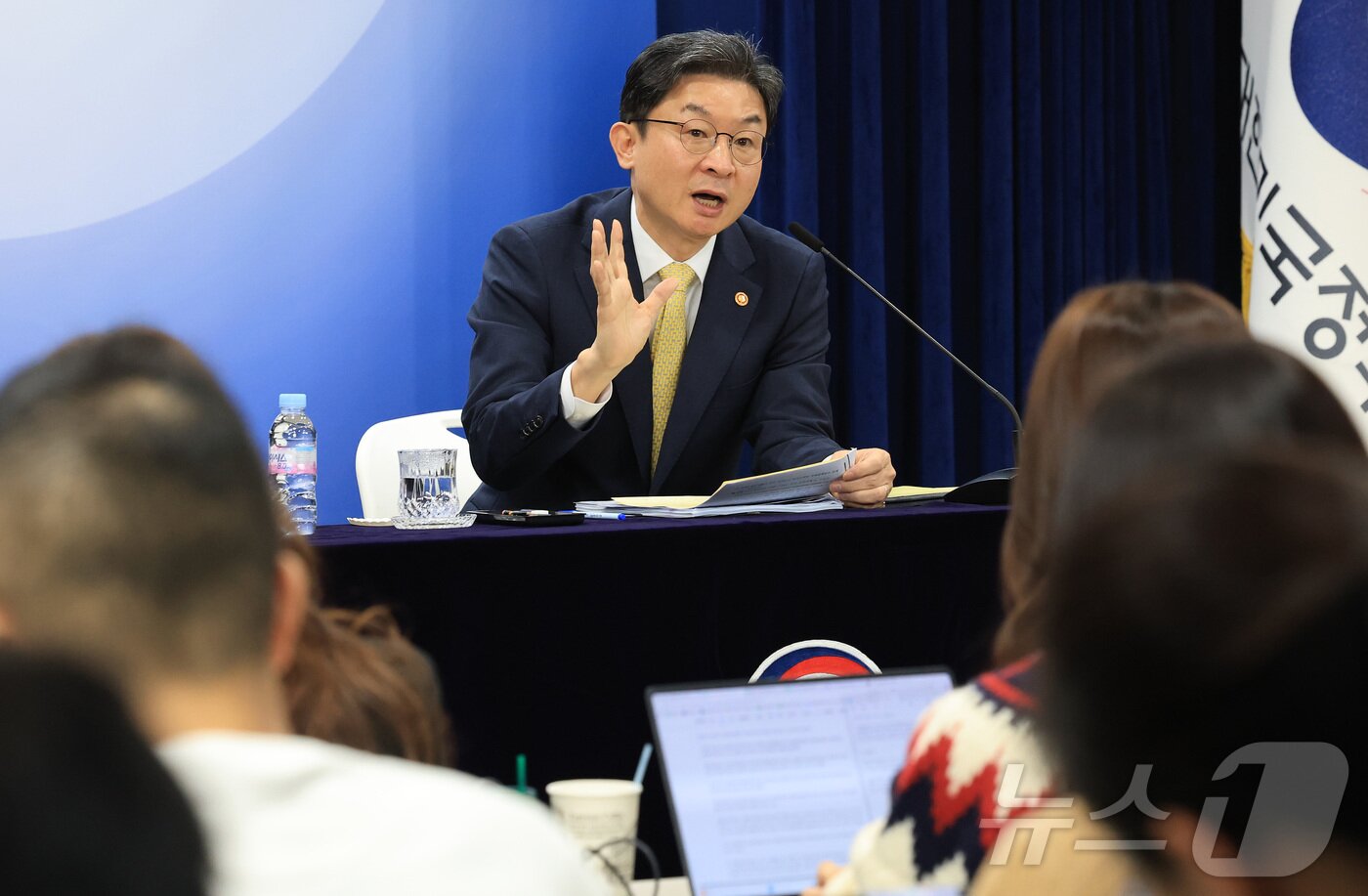 본문 이미지 - 이억원 금융위원회 위원장이 12일 오전 서울 종로구 정부서울청사에서 열린 정례 기자간담회에서 발언을 하고 있다. 2025.11.12/뉴스1 ⓒ News1 임세영 기자