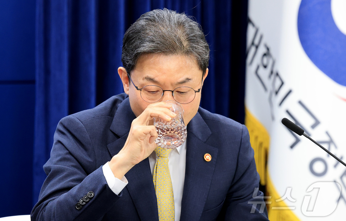 (서울=뉴스1) 임세영 기자 = 이억원 금융위원회 위원장이 12일 오전 서울 종로구 정부서울청사에서 열린 정례 기자간담회에서 물을 마시고 있다. 2025.11.12/뉴스1