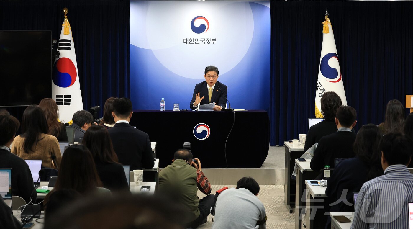 본문 이미지 - 이억원 금융위원회 위원장이 12일 오전 서울 종로구 정부서울청사에서 열린 정례 기자간담회에서 발언을 하고 있다. 2025.11.12/뉴스1 ⓒ News1 임세영 기자