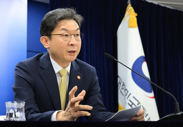 "롯데카드 사태 관련 보수·성과급 환수 등 징벌적 과징금 법안 마련할 것"