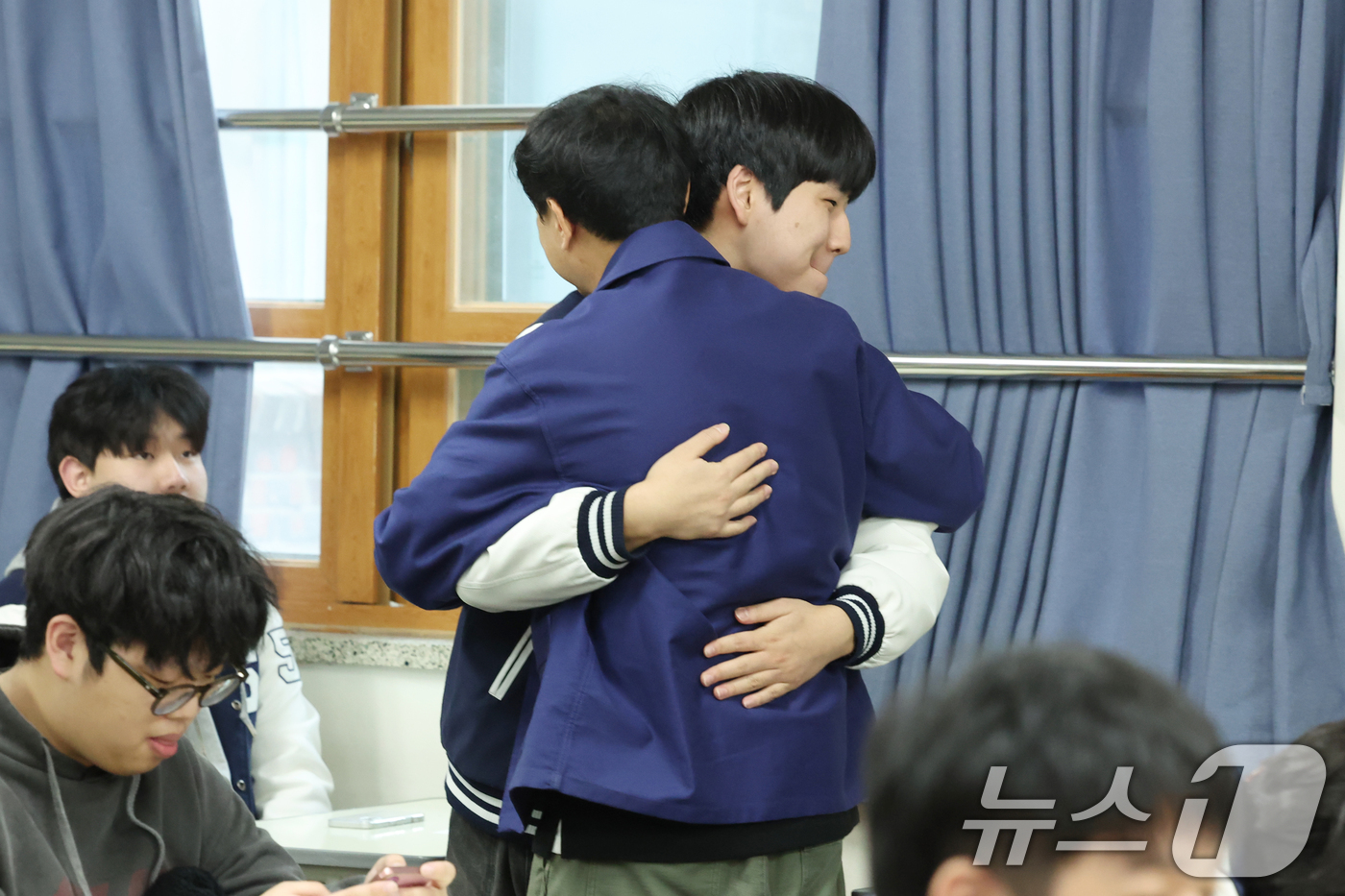 (광주=뉴스1) 이승현 기자 = 2026학년도 대학수학능력시험 예비소집일인 12일 광주 서석고등학교에서 선생님이 수험생을 격려하고 있다. 2025.11.12/뉴스1