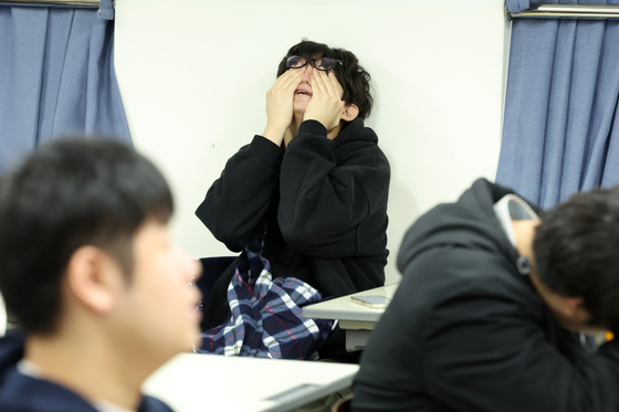 긴장·설렘 속 수능 예비소집…선생님·후배 응원에 '눈물바다'(종합)