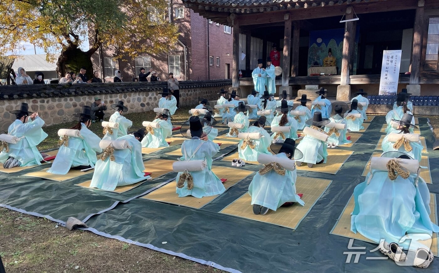 본문 이미지 - 충북 괴산향교에서 진행한 과거시험 재현 모습.&#40;괴산증평교육지원청 제공, 재판매 및 DB금지&#41;/뉴스1
