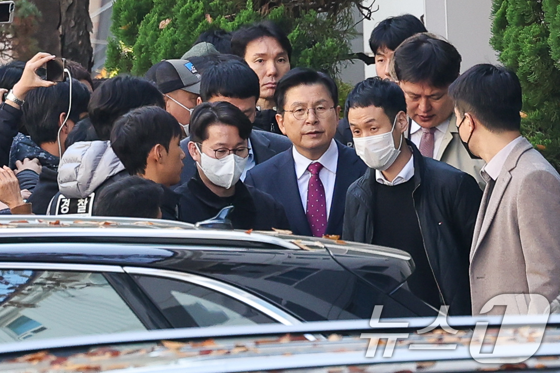 (서울=뉴스1) 안은나 기자 = 황교안 전 국무총리가 12일 오전 서울 용산구 이태원동 자택에서 내란 선전·선동 혐의 관련 내란특검팀에 의해 체포돼 이송되고 있다. 2025.11. …