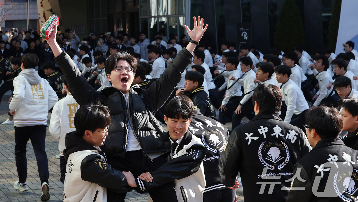 (서울=뉴스1) 박지혜 기자 = 2026학년도 대학수학능력시험(수능)을 하루 앞둔 12일 서울 강남구 중동고등학교에서 수험생이 후배들의 응원을 받으며 학교를 나서고 있다. 2025 …