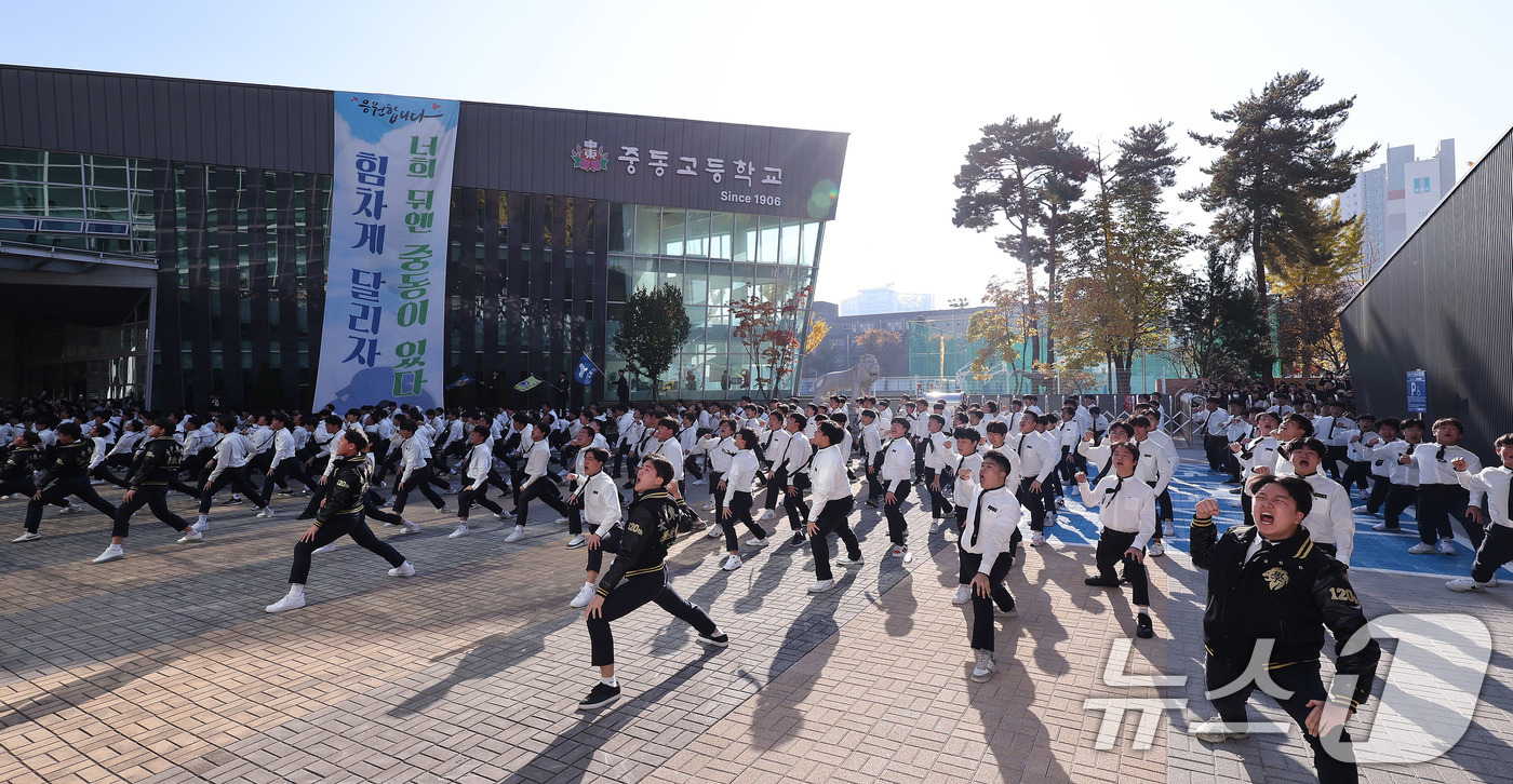(서울=뉴스1) 박지혜 기자 = 2026학년도 대학수학능력시험(수능)을 하루 앞둔 12일 서울 강남구 중동고등학교에서 후배들이 선배들의 수능 대박을 응원하고 있다.  2025.11 …