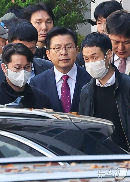 (서울=뉴스1) 안은나 기자 = 황교안 전 국무총리가 12일 오전 서울 용산구 이태원동 자택에서 내란 선전·선동 혐의 관련 내란특검팀에 의해 체포돼 이송되고 있다. 2025.11. …