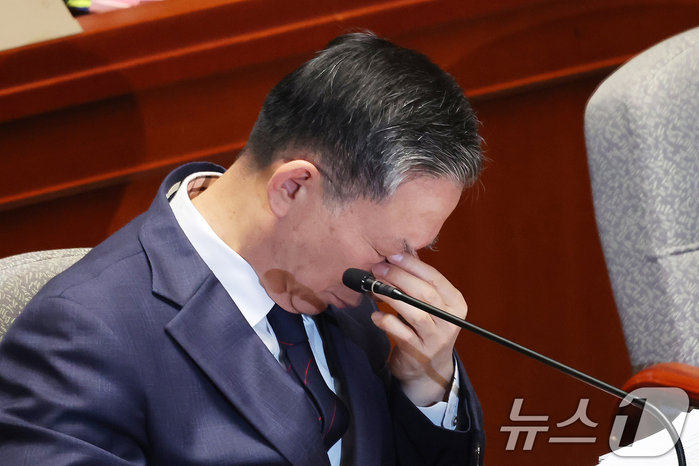 (서울=뉴스1) 장수영 기자 = 정성호 법무부 장관이 12일 서울 여의도 국회에서 열린 예산결산특별위원회 전체회의에 출석해 눈가를 만지고 있다. 2025.11.12/뉴스1