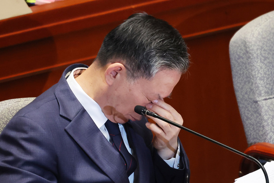 눈가 만지는 정성호 법무부 장관